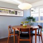 Rundt spisebord i indretning af et lille hyggeligt værelse