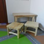 Küçük tabureler ve çocuk masası