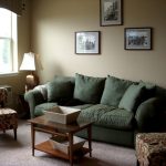 zelená pohovka v malém obývacím pokoji