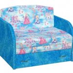 מיטת ספה כחולה קטנה
