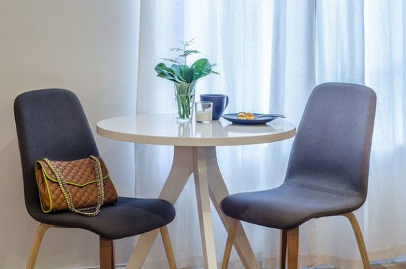 Dining table sa loob ng isang maliit na living room