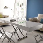 Plastic table - isang transpormador para sa living room