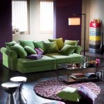 sofa hijau dengan bantal
