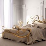 kovaná manželská postel