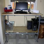Regulowane biurko komputerowe