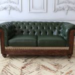 zielona skórzana sofa