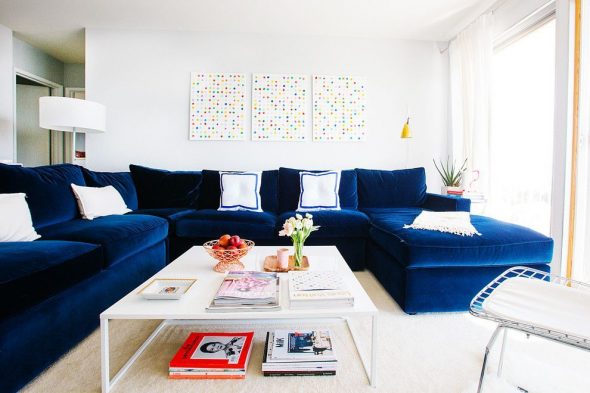 piękna niebieska sofa