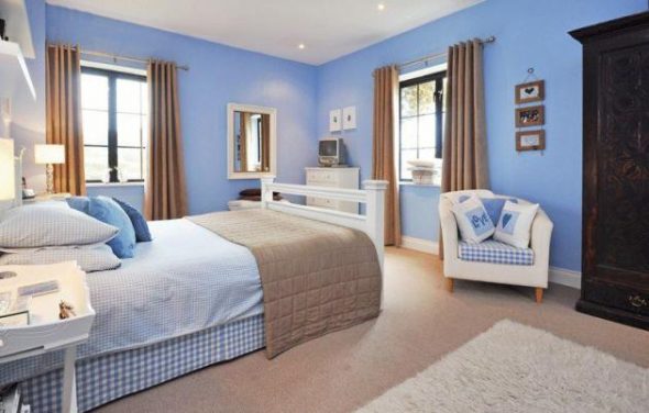 Mavi tonlarında yatak odası