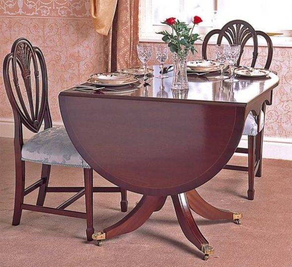 Oval sliding dining table sa klasikong estilo