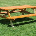 Table na may mga picnic benches