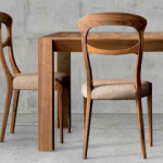 Krzesło wykonane z litego drewna