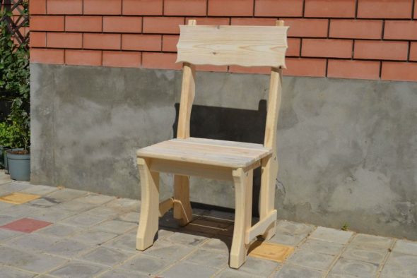 Drvena stolica za vrt