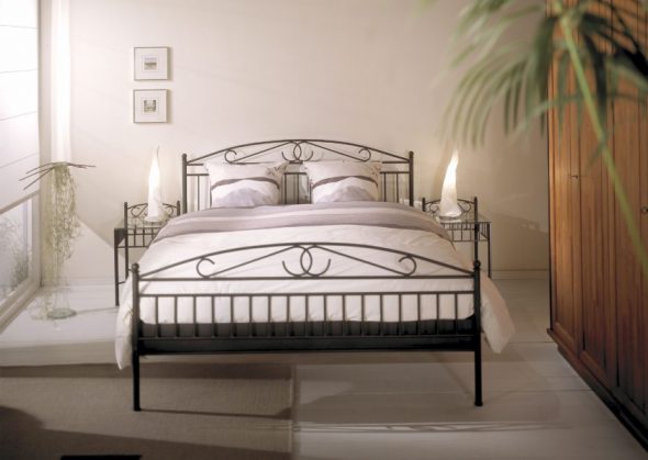 Stłoczone łóżka w sypialni w stylu klasycznym