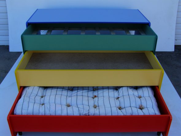 Mag-roll out bed para sa kindergarten na three-tier type