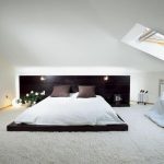 biała sypialnia z łóżkiem na podłodze
