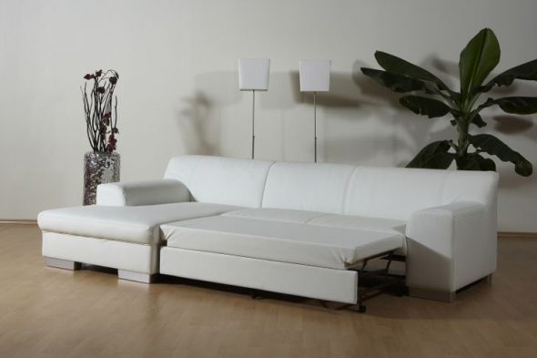biała narożna sofa z eko-skóry
