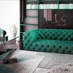 fotografija na zelenom kauču