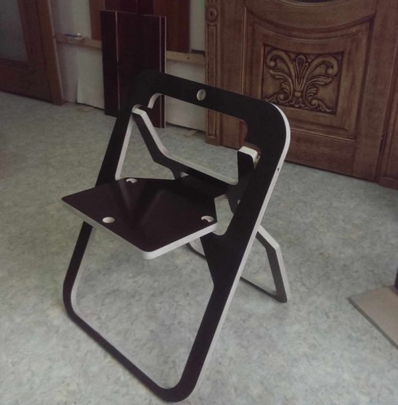czarne składane krzesło