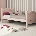 سرير مصنوع من الخشب الصلب الكلاسيكي