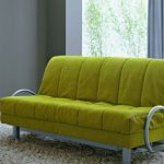 žalios akordeoninės sofos