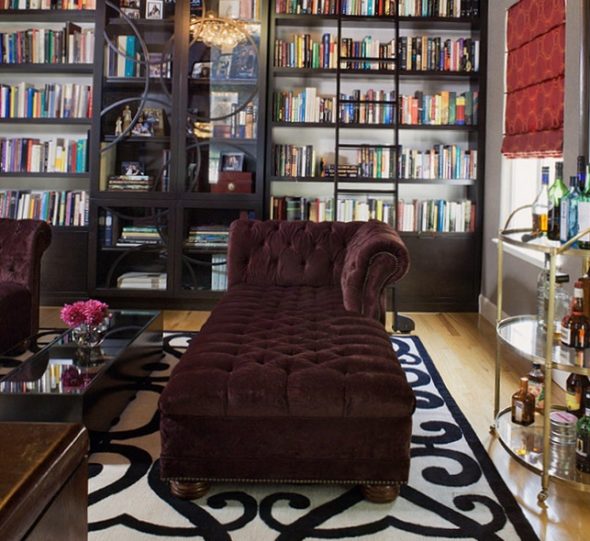 design av en hall med bokhyllor och en soffa