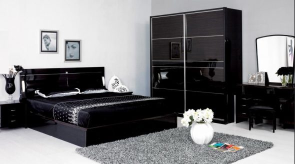 černá postel v ložnici