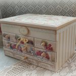 Dresser for cosmetics and jewelry