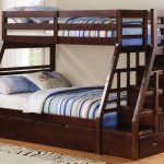 drewniane łóżko piętrowe