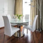 living room na may isang round table sa estilo ng minimalism