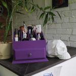 Dresser para sa mga cosmetics purple