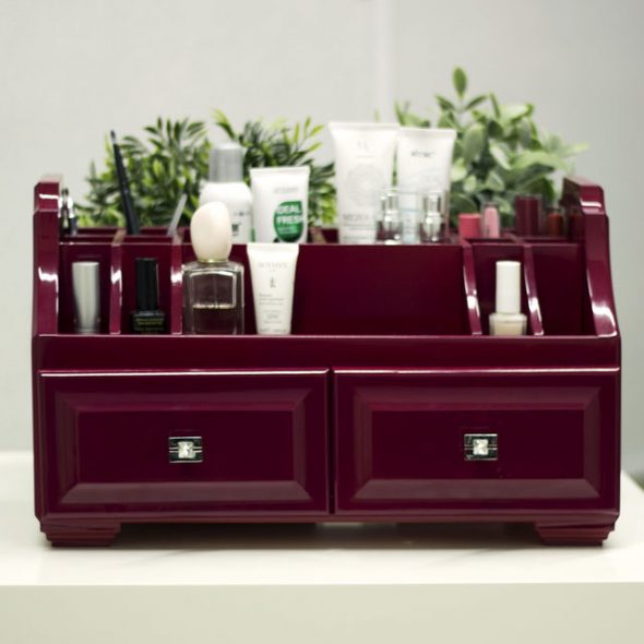 burgundy dresser para sa mga cosmetics