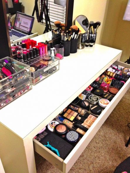 Dresser for cosmetics with a box