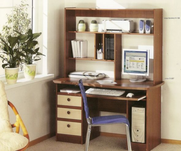 biurko komputerowe w pokoju