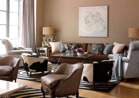 brun sofa med stole