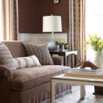 brun sofa i den lyse stue