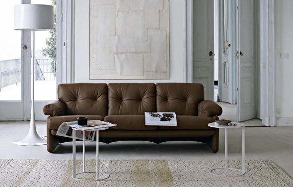 brązowa sofa na zdjęciu salonu