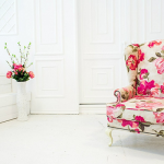 Anglų rožinė kėdė