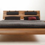 سرير مصنوع من الخشب الصلب الحديث