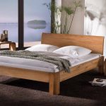 pojedyncze drewniane łóżko