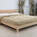 سرير الخشب الصلب في غرفة النوم