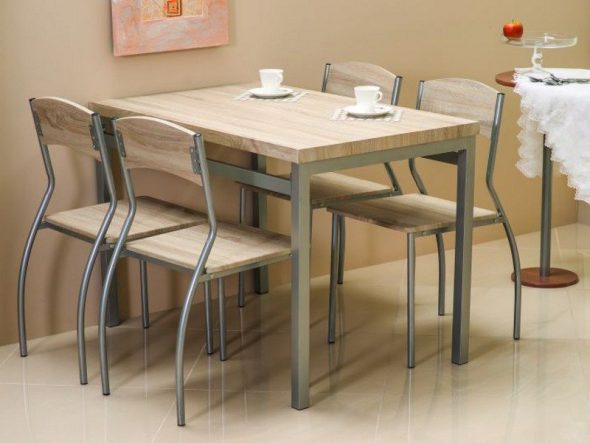 Astro mutfak masası ve sandalyeleri