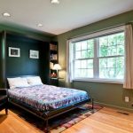 Yeşil yatak odasında yatak dolap