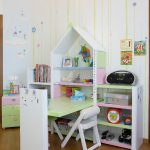 dom dla dzieci z półkami