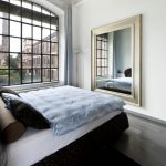 soveværelse med spejl overfor sengen
