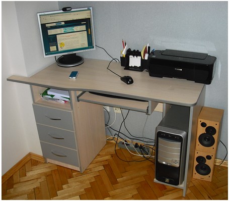 biurko komputerowe z własnymi rękami prosto