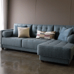 rozkładana sofa w salonie