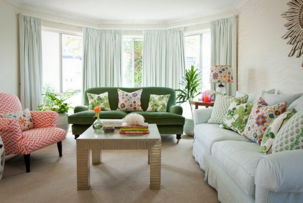 zelená pohovka v obývacím pokoji