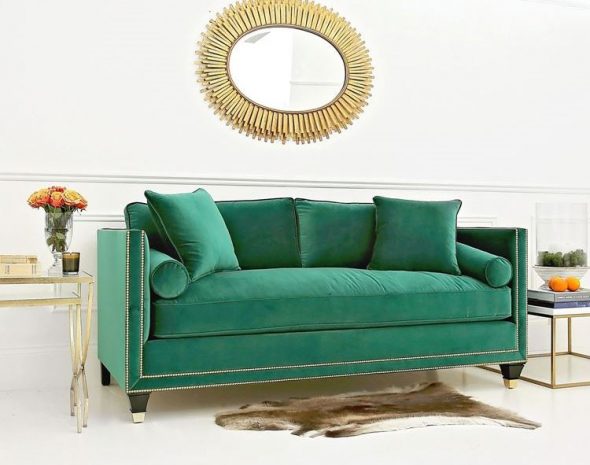 sofa hijau di pedalaman rumah