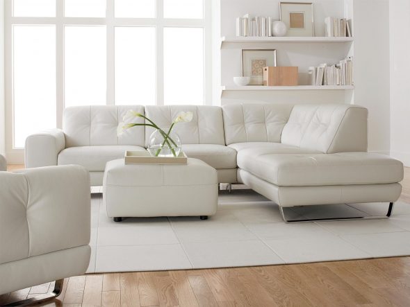 Beyaz kanepe, oturma odası için bir mobilya parçası olarak