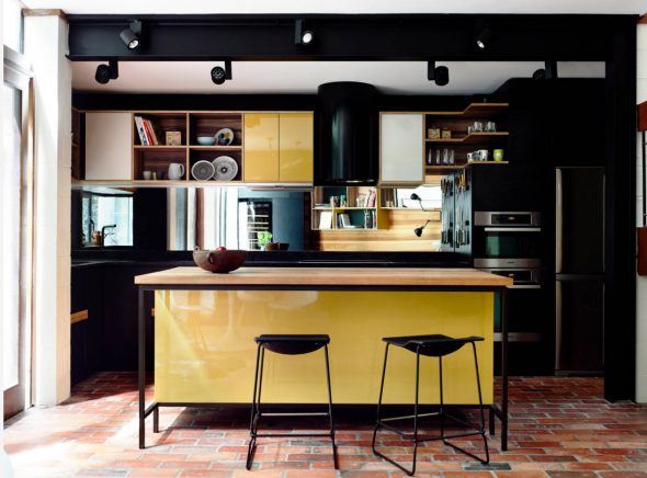 Juodas ir geltonas virtuvės dizainas